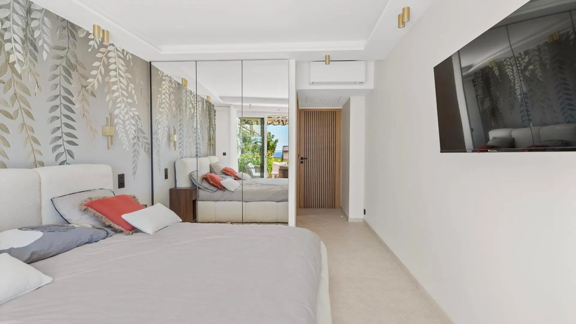 Luxueux Appartement Avec Jardin Suspendu Vue Mer 10 Min Du Palais Cannes 0*,  France